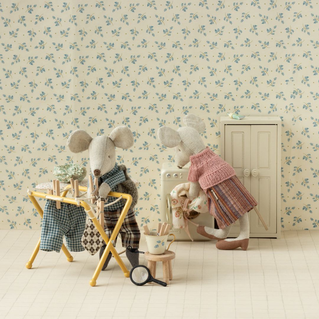 Maileg houten kledingkast in de kleur wit met drie gouden kledinghangers