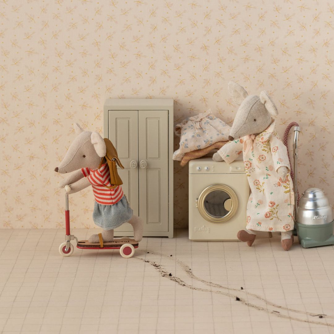 Maileg houten kledingkast in de kleur wit met drie gouden kledinghangers