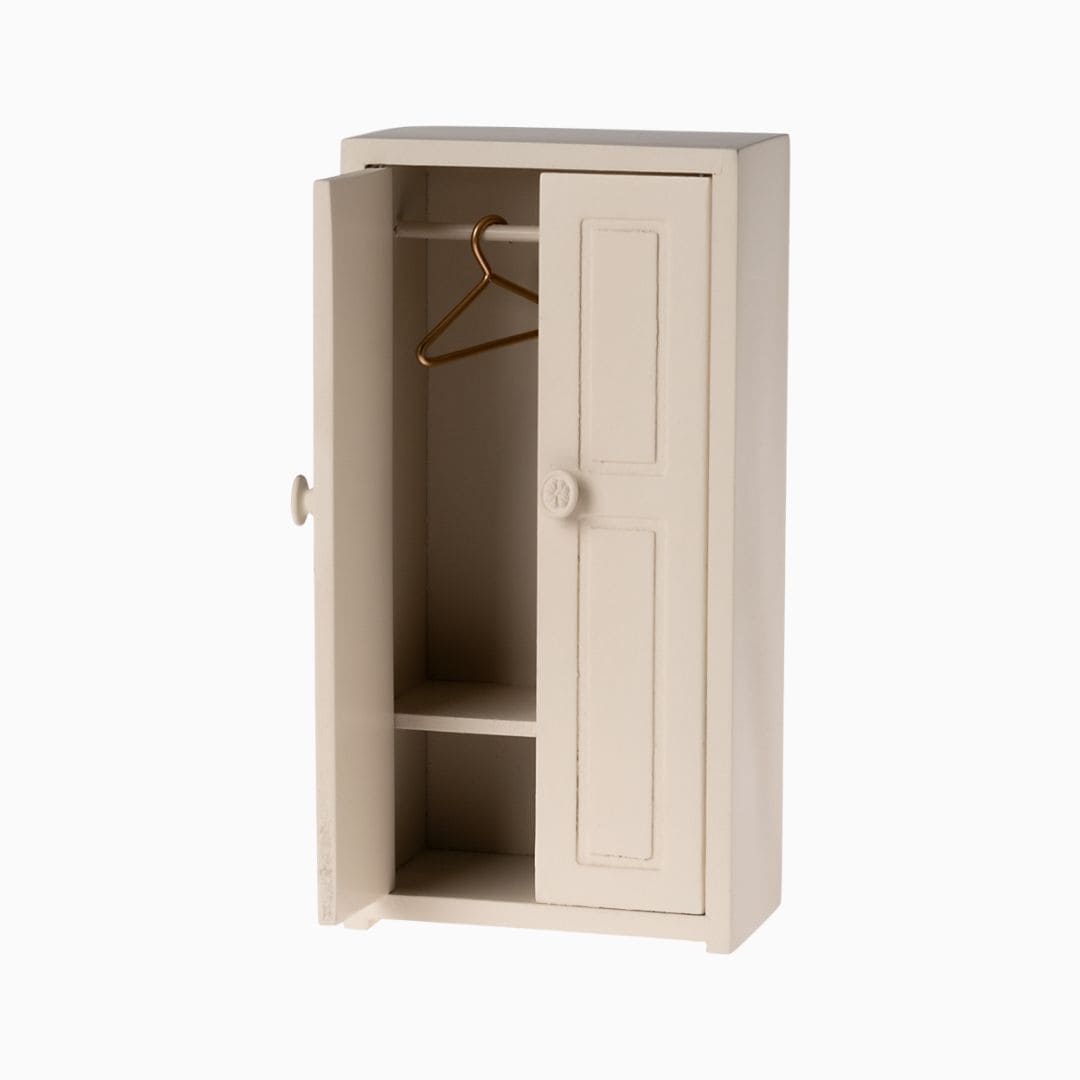 Maileg houten kledingkast in de kleur wit met drie gouden kledinghangers