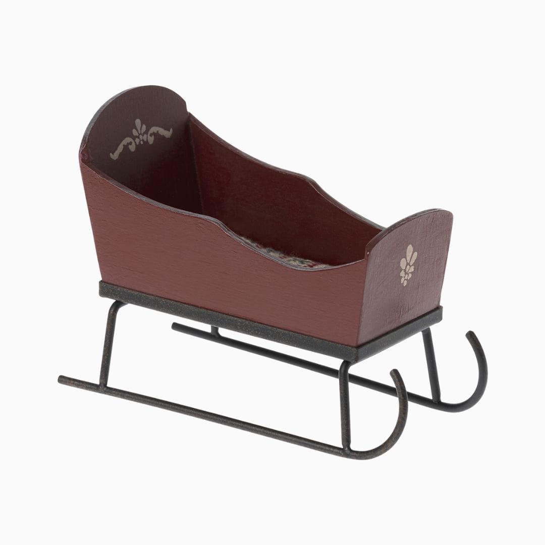 maileg houten slee in de kleur rood voor de maileg muizen