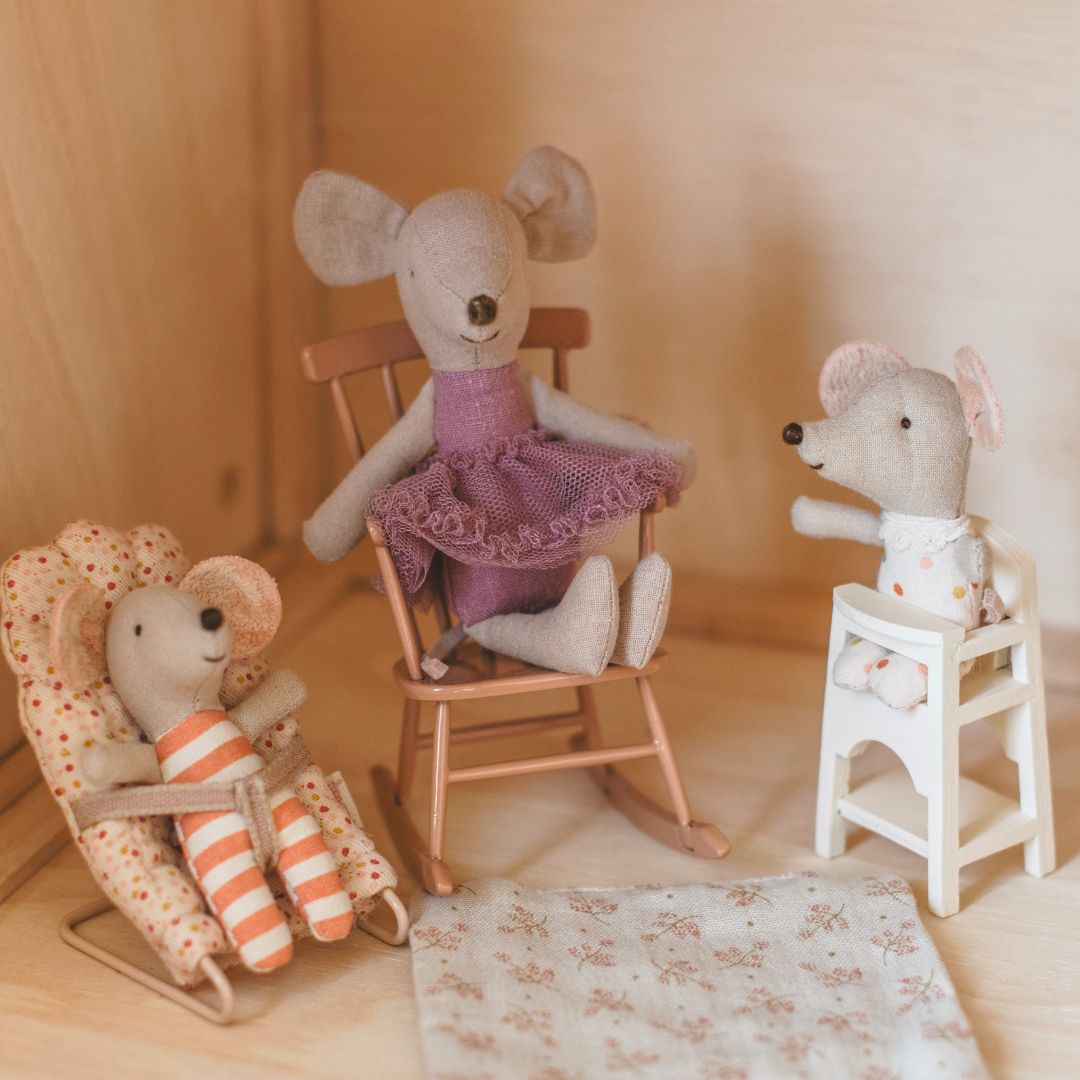 Maileg kinderstoel off-white met baby muis