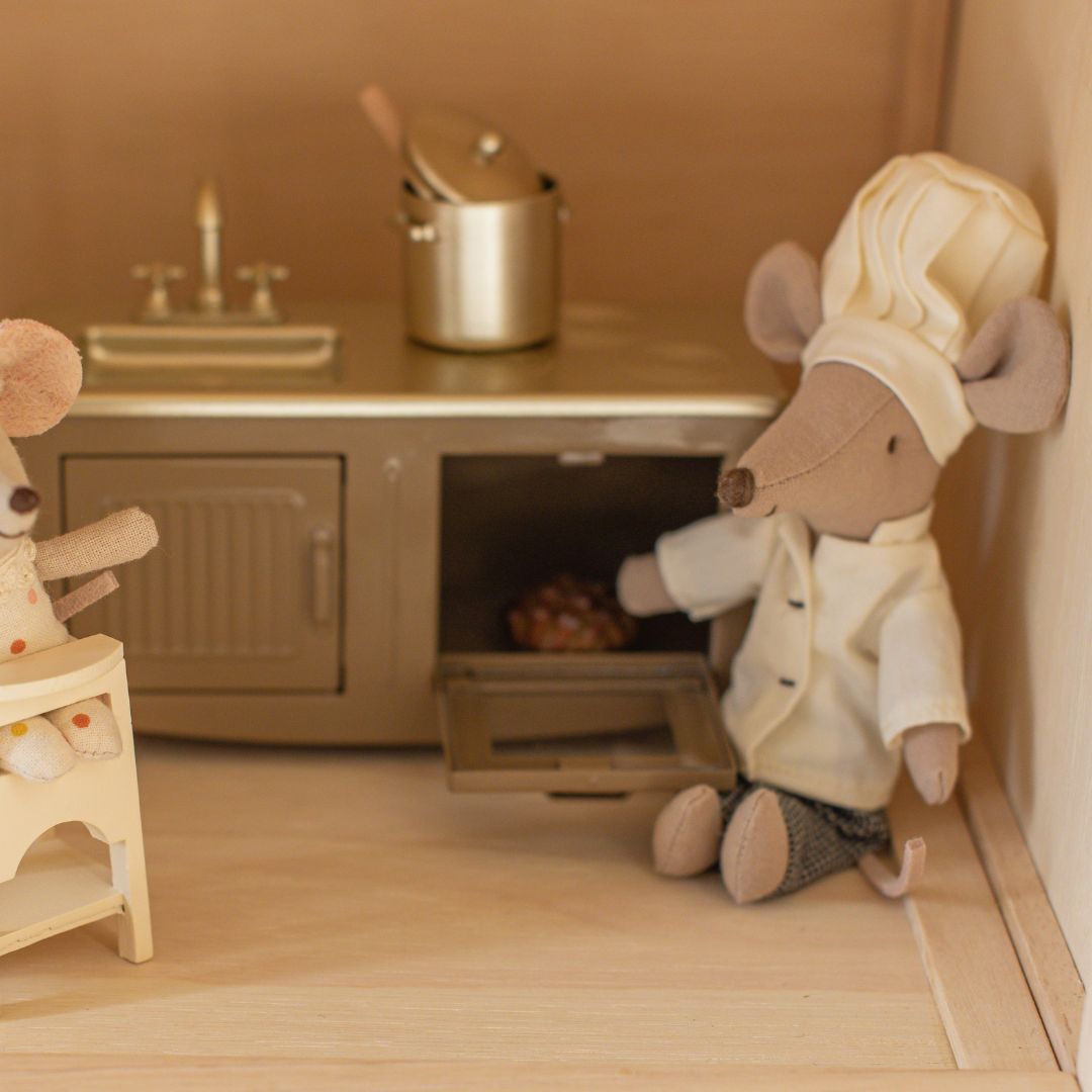 Maileg kok in de keuken