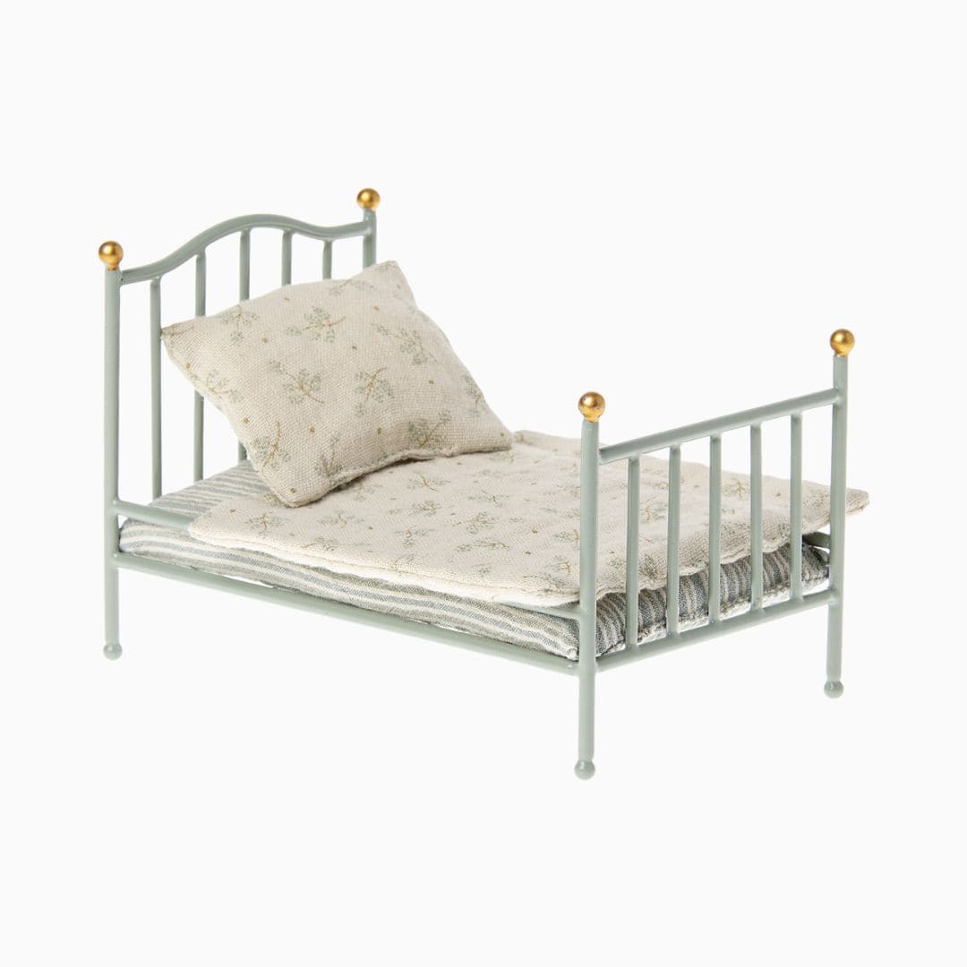 Maileg metalen bed in de kleur mintgroen