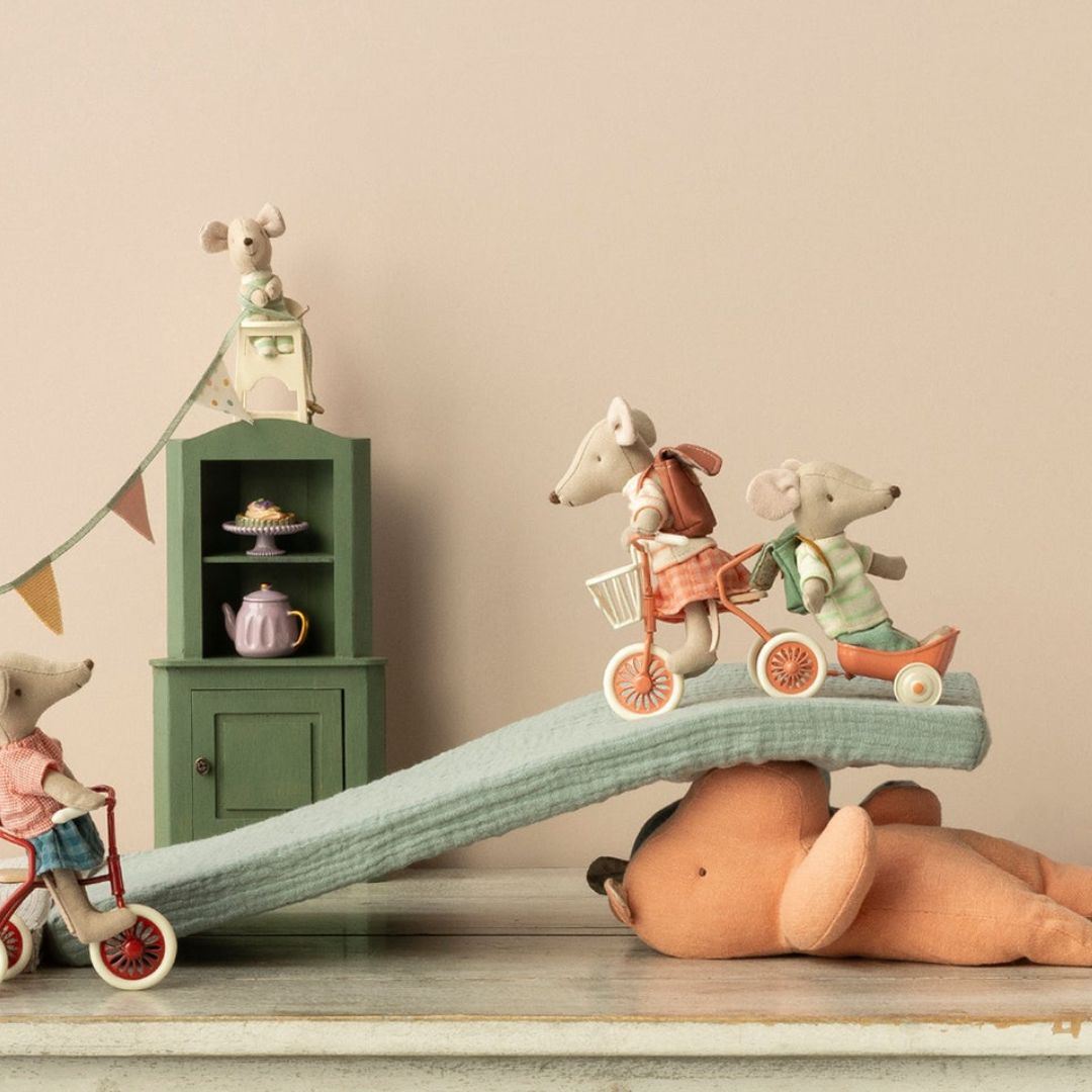 Maileg grote broer muis trycicle in de kleur mint groen