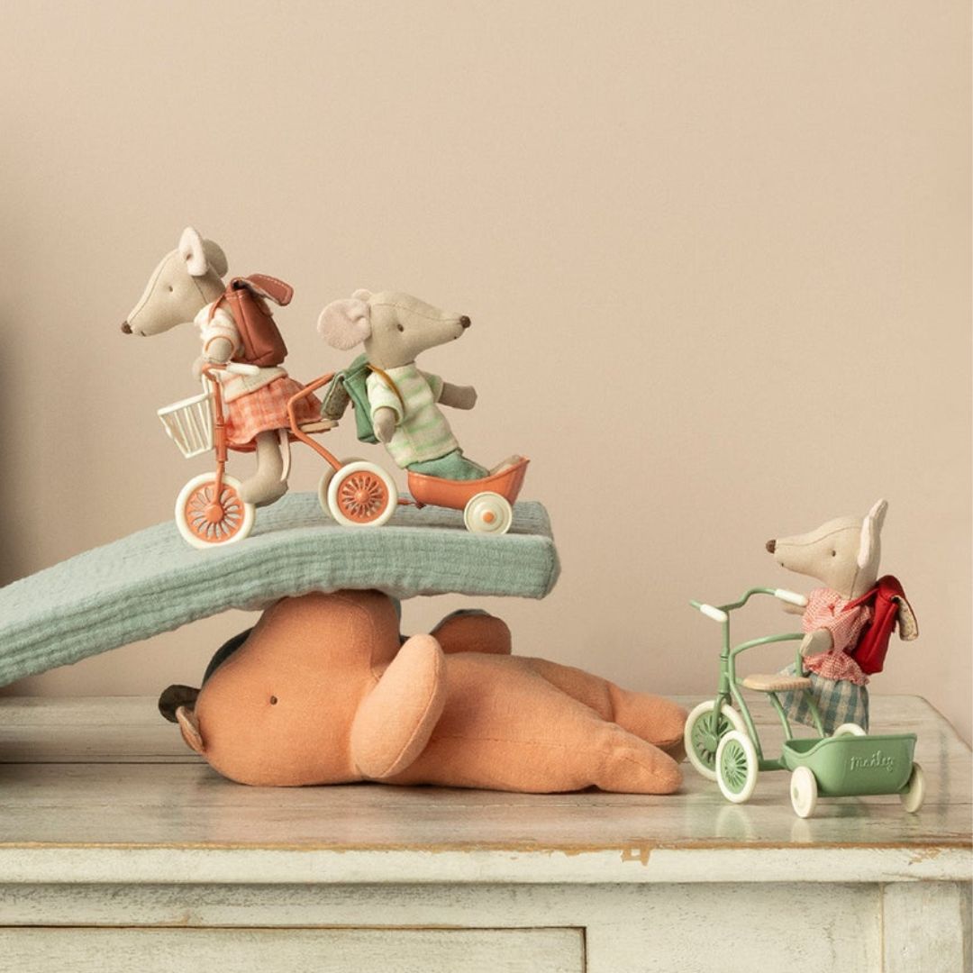 Maileg tricycle muis grote zus met rode rugtas