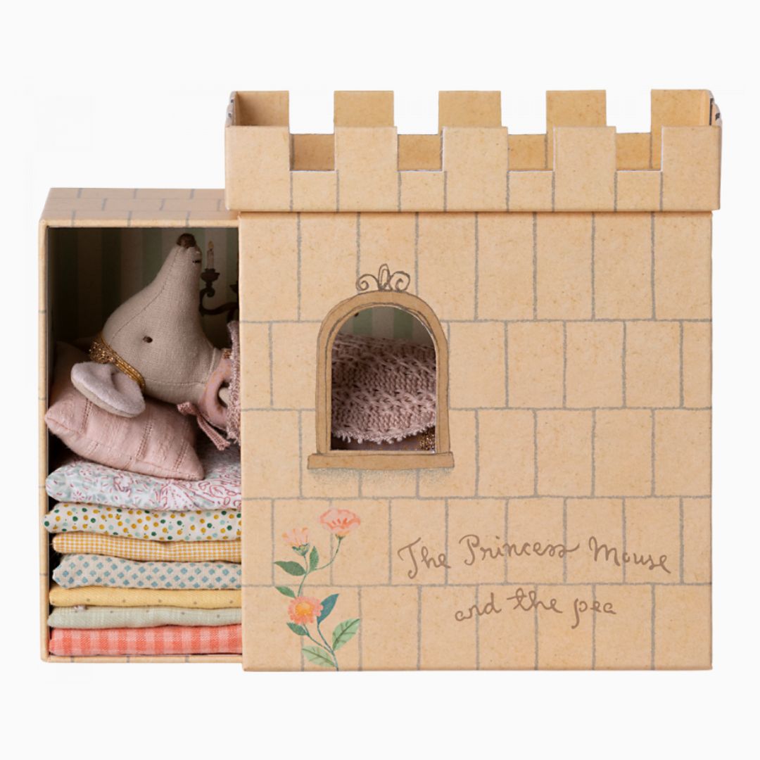 Maileg prinses op de erwt muis in kartonnen kasteel