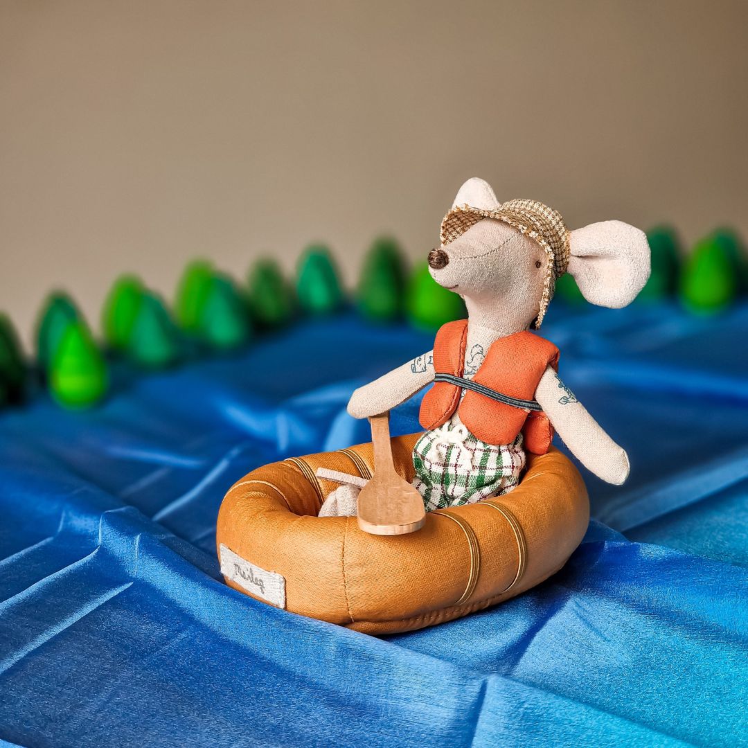 Maileg rubberen roeiboot met zwemvest