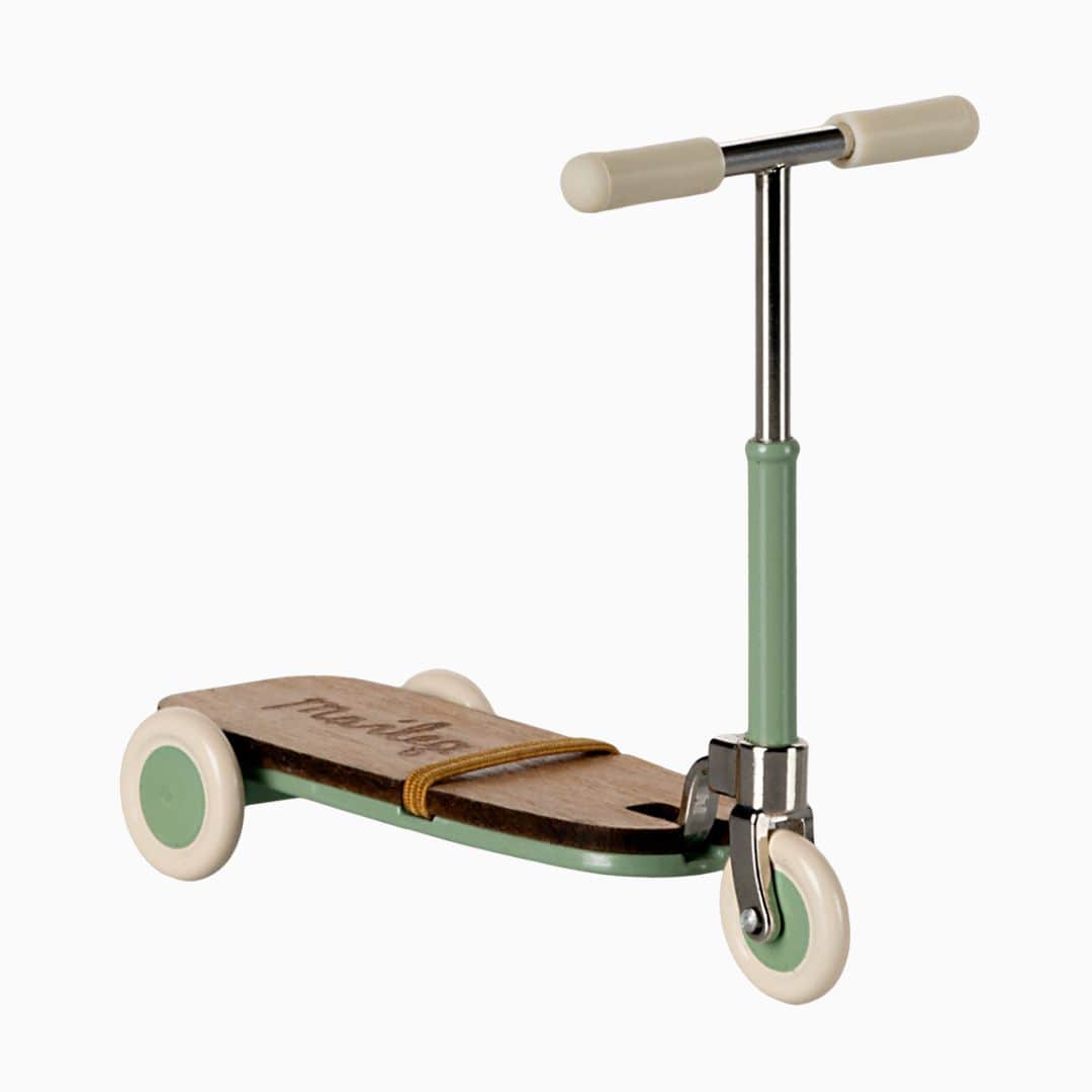 Maileg metalen step in de kleur groen voor de grote zus en grote broer muizen