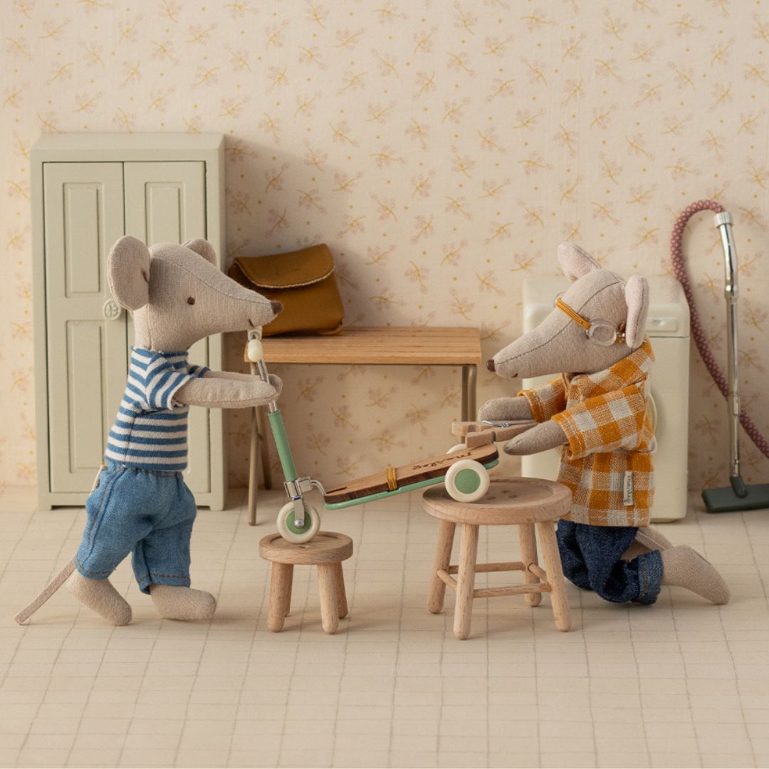 Maileg metalen step in de kleur groen voor de grote zus en grote broer muizen