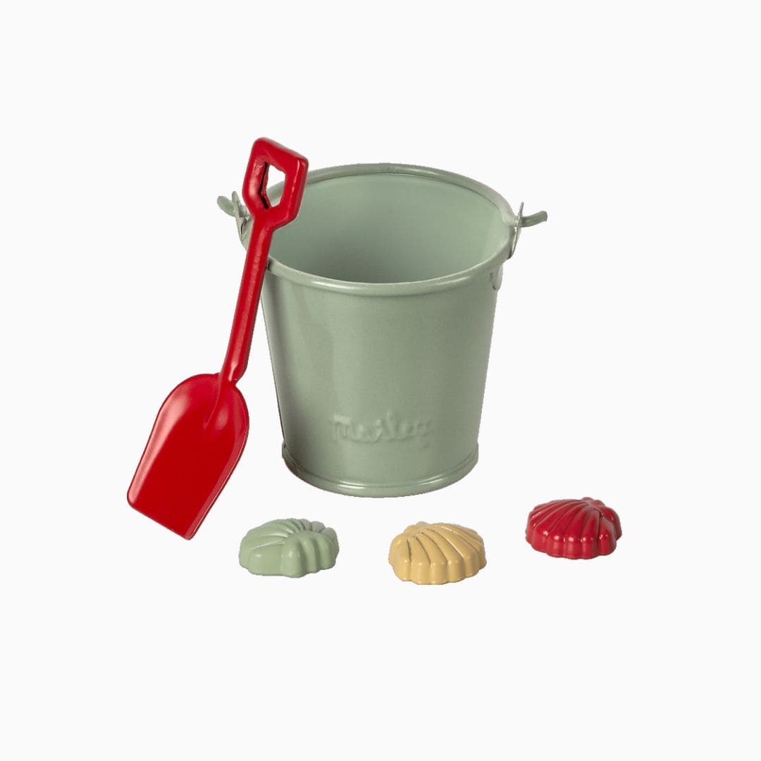 Maileg strandset metaal met schep, emmer en drie zandvormpjes voor de Maileg muizen