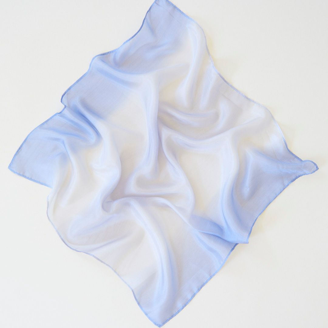 Middel speelzijde doek van Sarah's Silks earth collectie in de grijze kleur stone