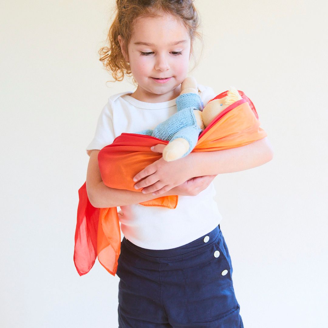 Middel speelzijde doek van Sarah's Silks enchanted collectie in de kleur fire rood oranje