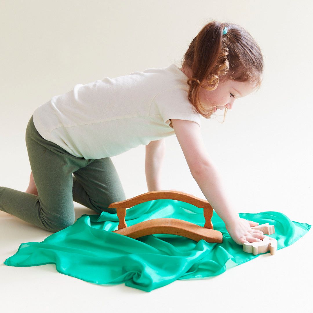 Speelzijde mini van 53 bij 53 cm in groene kleur emerald van Sarah's Silks