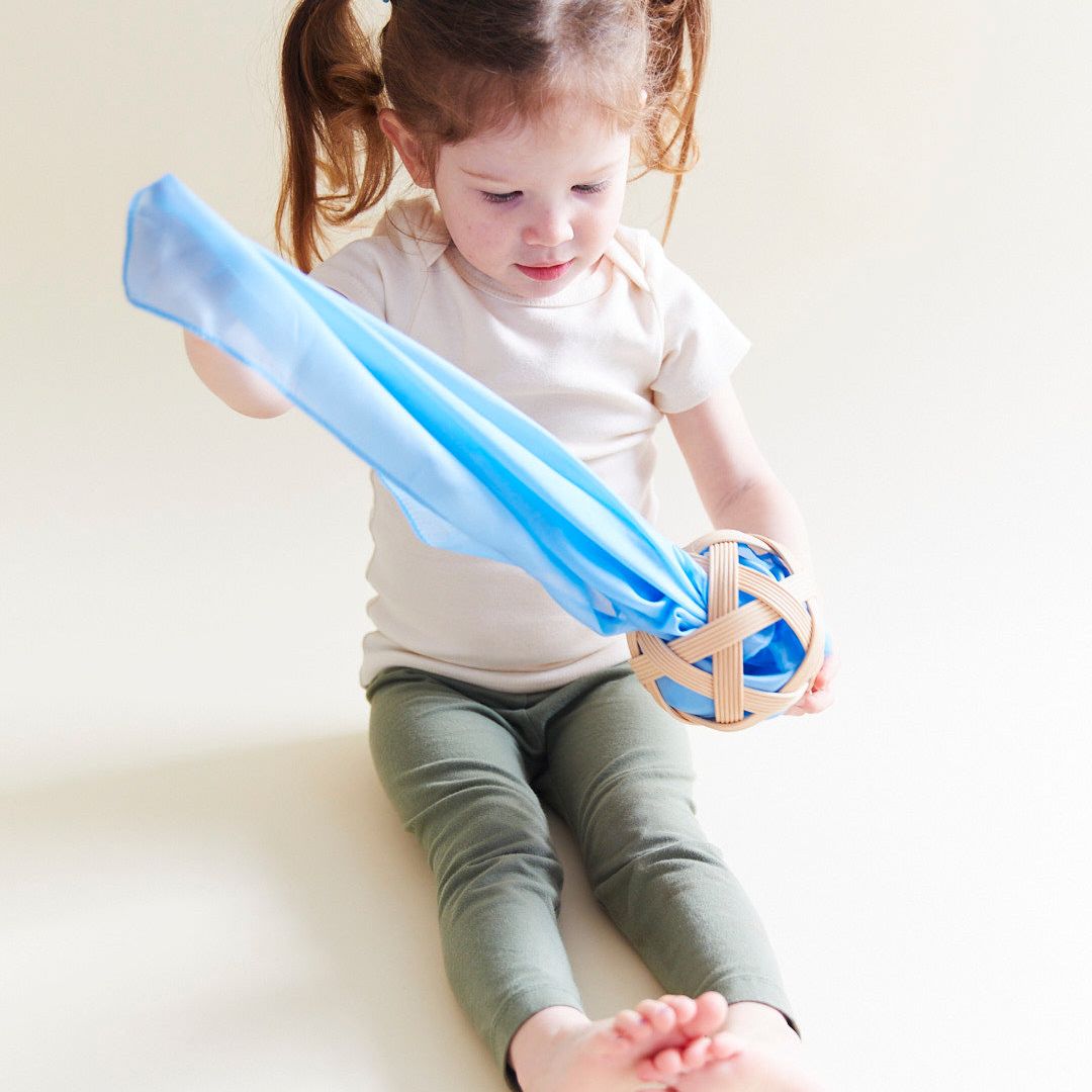 Speelzijde mini van 53 bij 53 cm in de licht blauwe kleur sky van Sarah's Silks