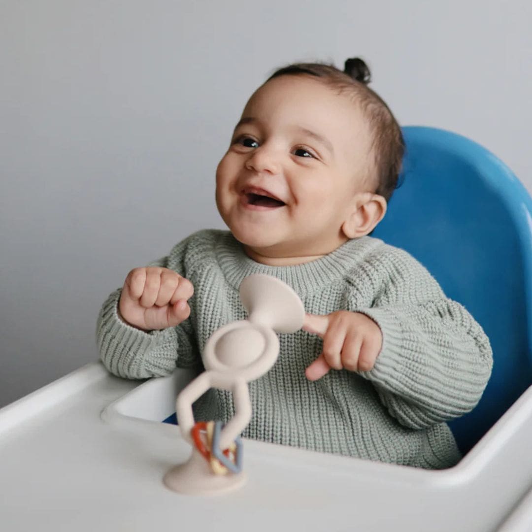 Mushie activiteitenspeelgoed met rammelaar shifting sand