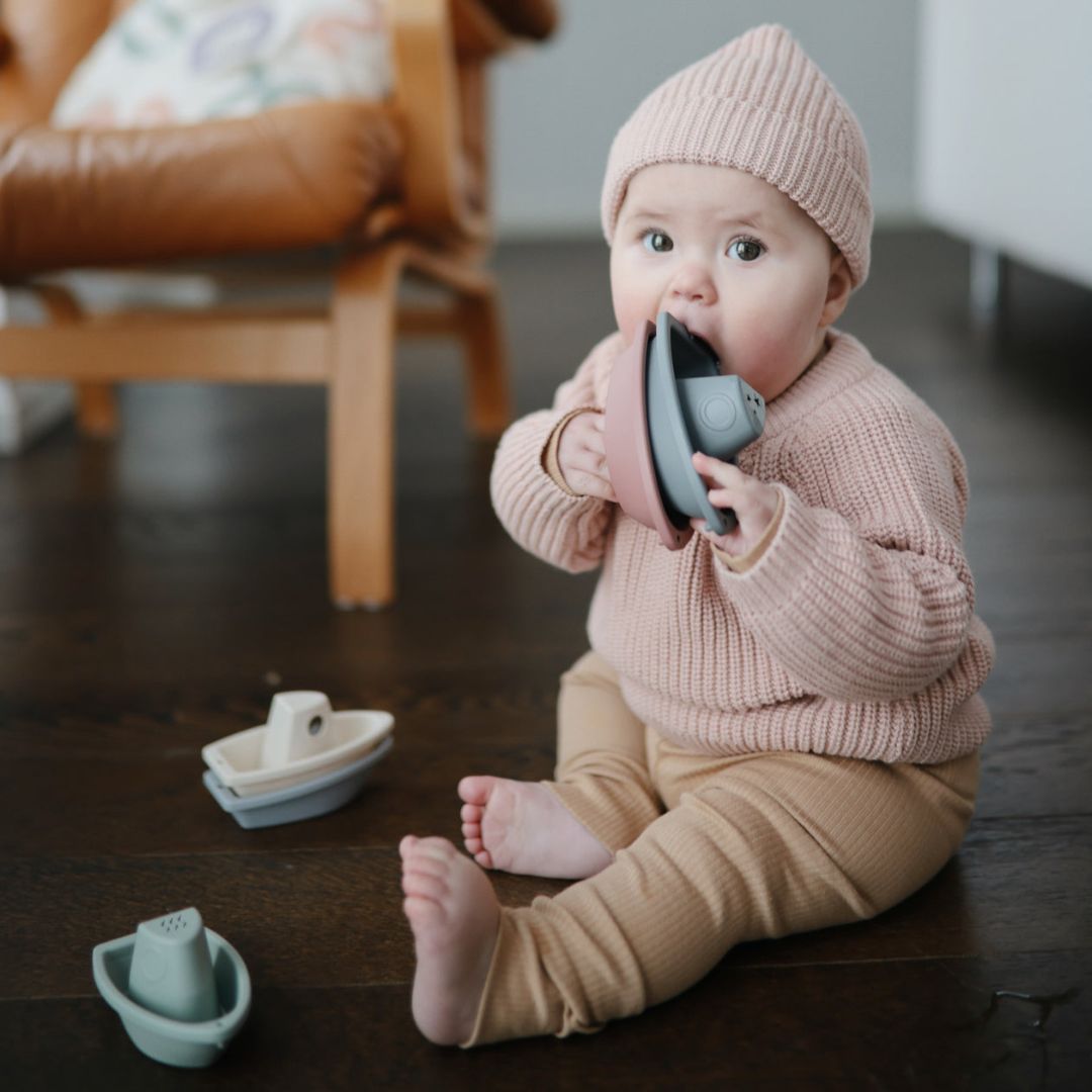 MUSHIE badbootjes badspeelgoed in zachte neutrale kleuren