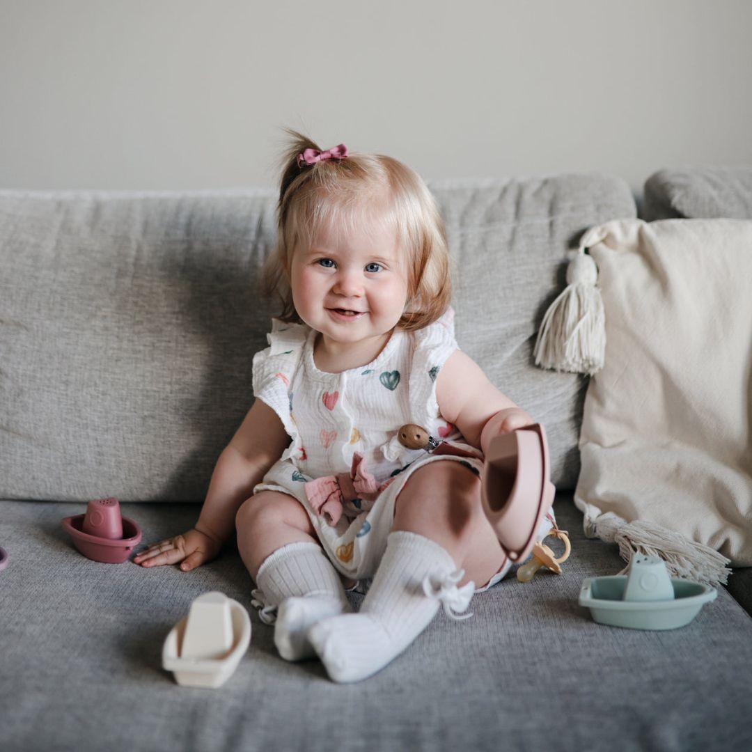 MUSHIE badbootjes badspeelgoed petal in roze tinten