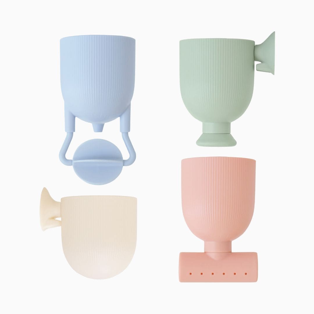 Mushie badspeelgoed met bekers en trechters om water te gaten