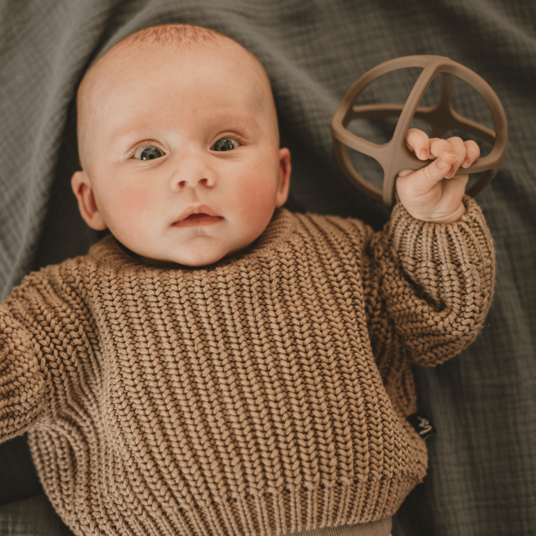 Mushie siliconen bijtbal dove grey zacht bruin