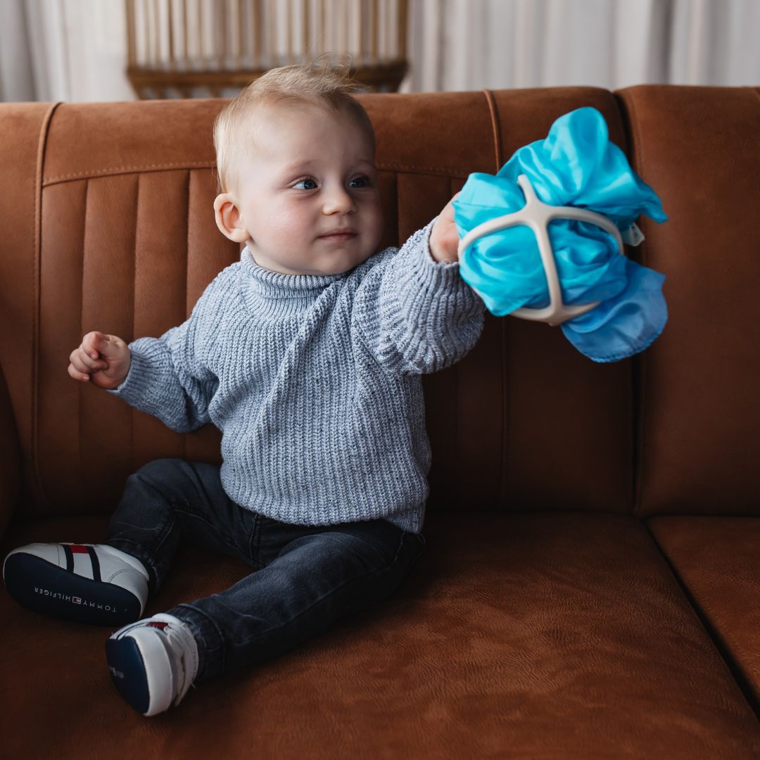 Mushie bijtbal shifting sand met speelzijde sea van Sarah's Silks