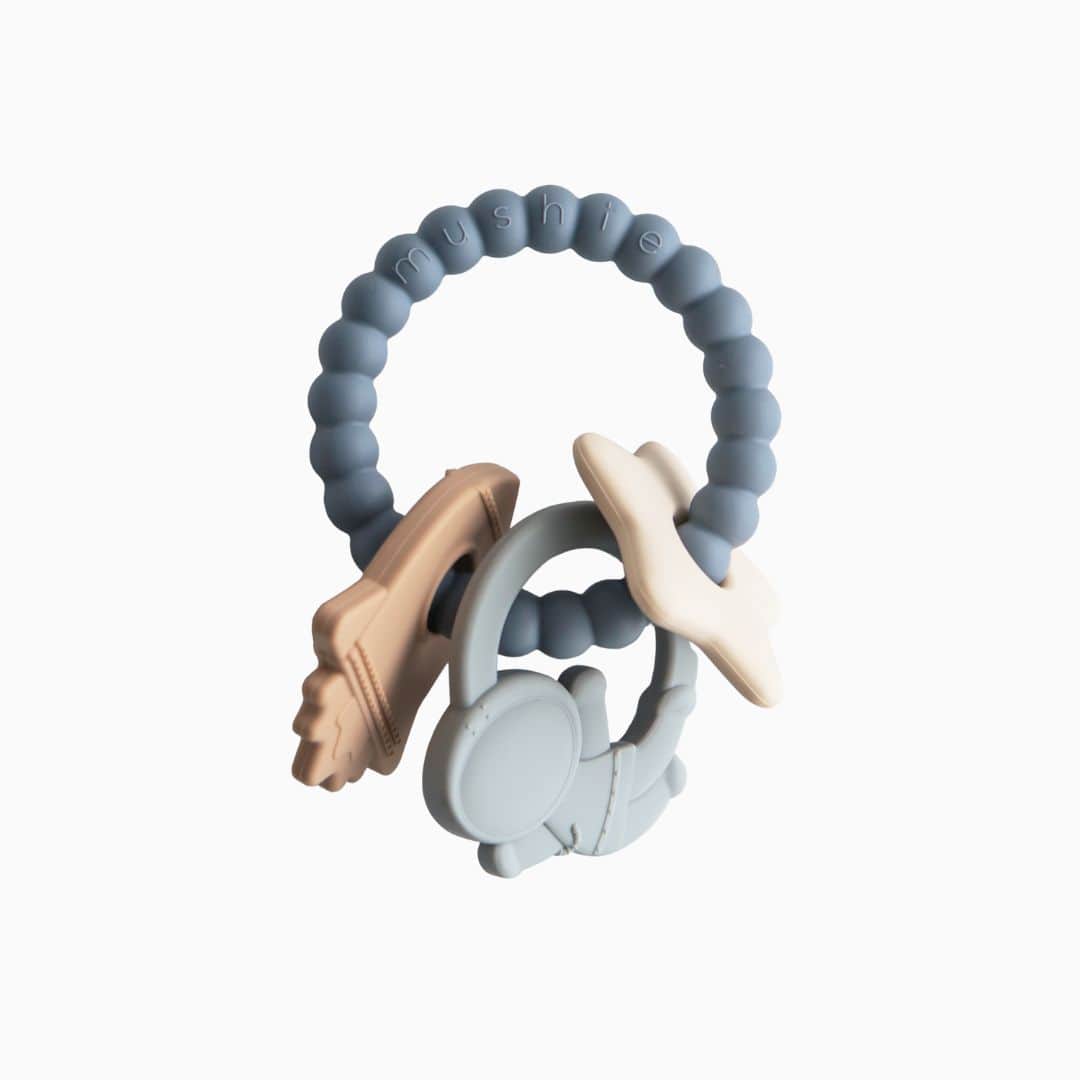 MUSHIE bijtring van siliconen met drie ruimtevaart figuurtjes