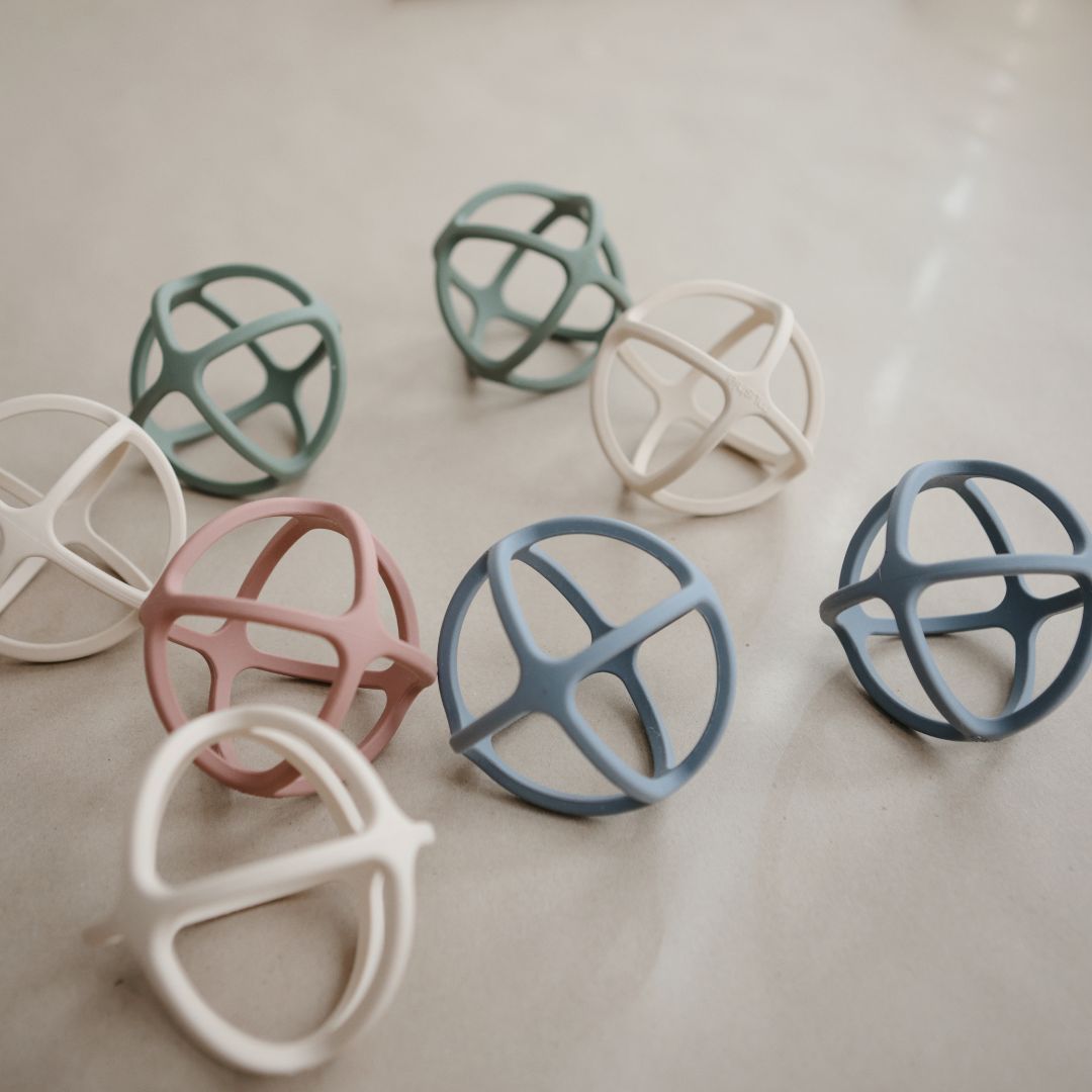 Siliconen bijtballen van het merk Mushie in de kleuren dried thyme, woodchuck, shifting sand, dove grey, tradewinds