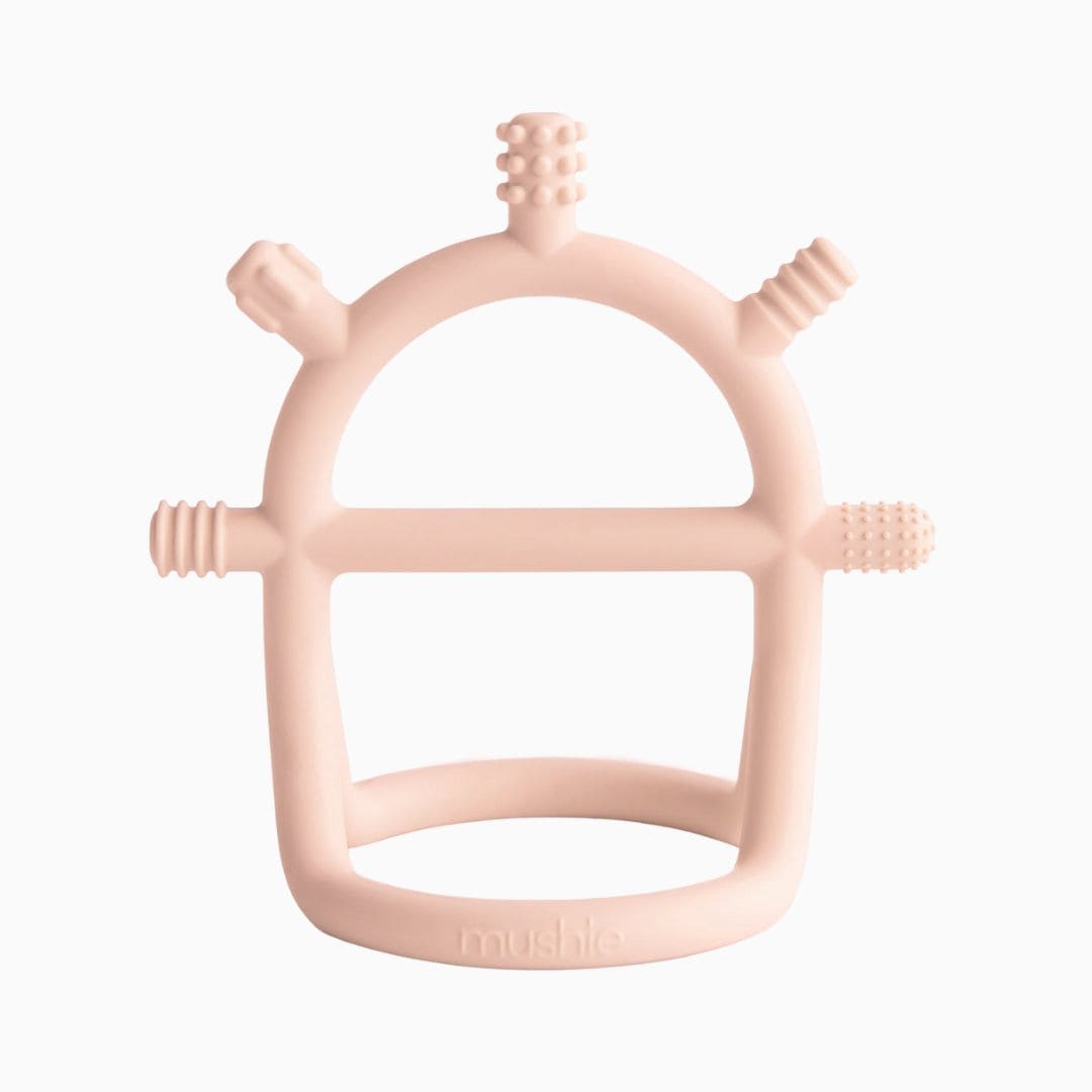 MUSHIE sensorische bijtspeelgoed met handvat in de kleur roze