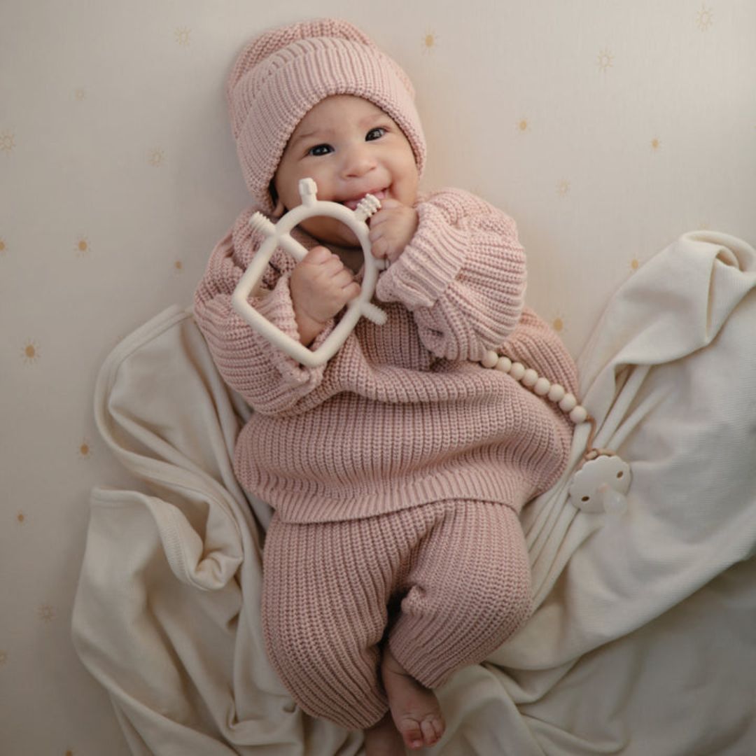 MUSHIE sensorische bijtspeelgoed met handvat in de kleur roze