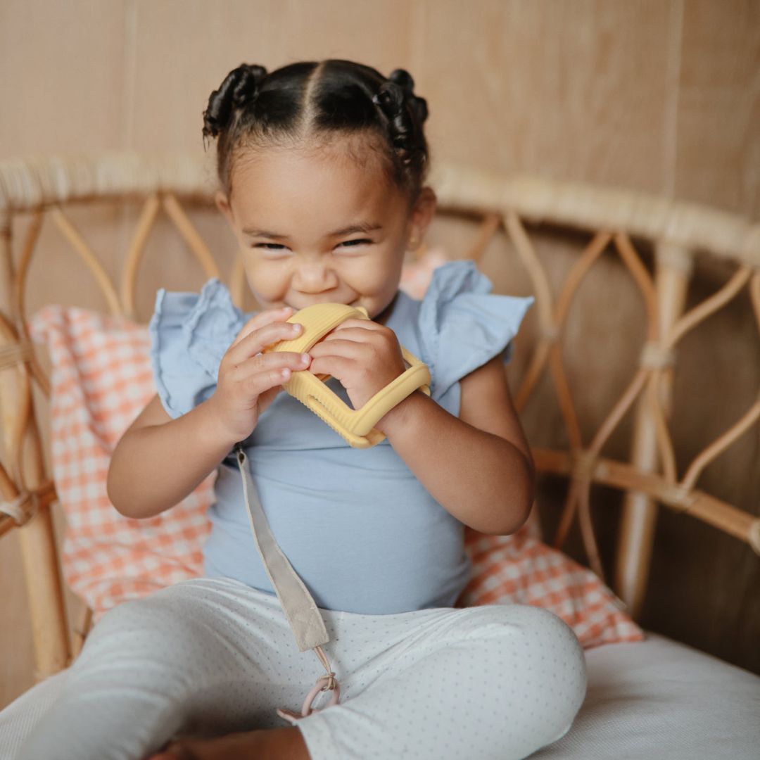 MUSHIE sensorisch bijtspeeltje met handvat No-Drop teether zon