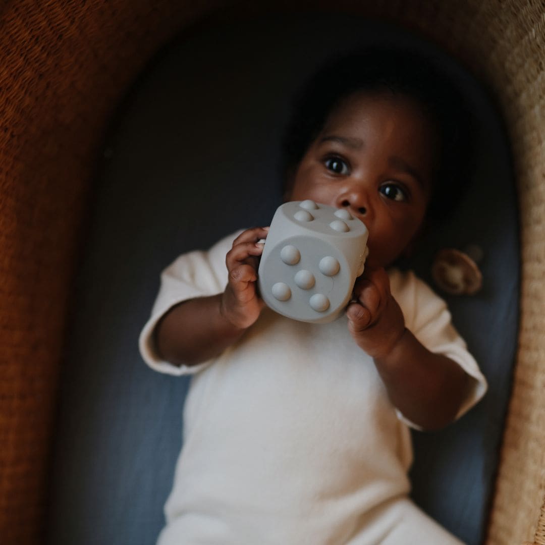 Mushie bijtspeelgoed press toy dobbelsteen in de kleur stone lichtgrijs en tradewinds grijs