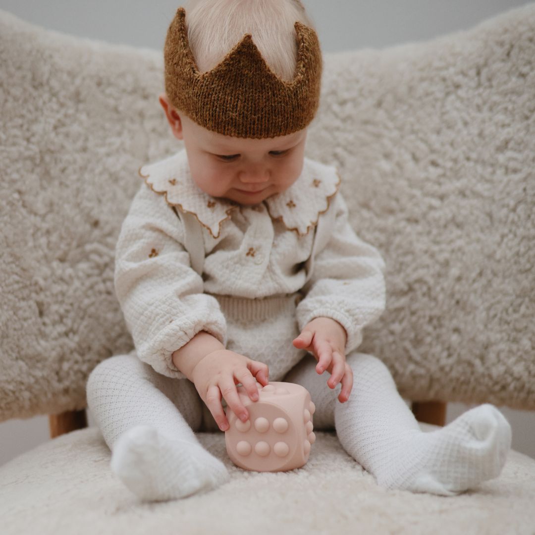 Mushie press toy dobbelsteen - blush/shifting sand