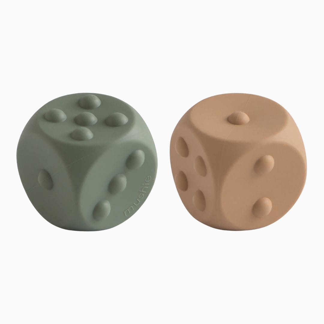 Mushie press toy dobbelsteen natural bruin en dried thyme groen