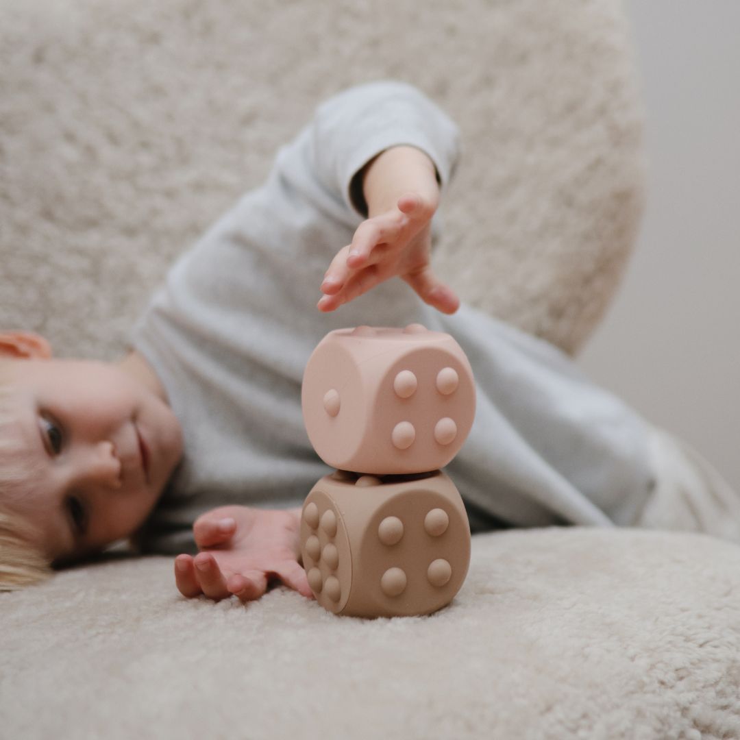 Mushie press toy dobbelsteen natural bruin en dried thyme groen