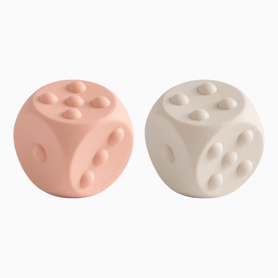 Mushie bijtspeelgoed press toy dobbelsteen shifting sand wit en blush roze