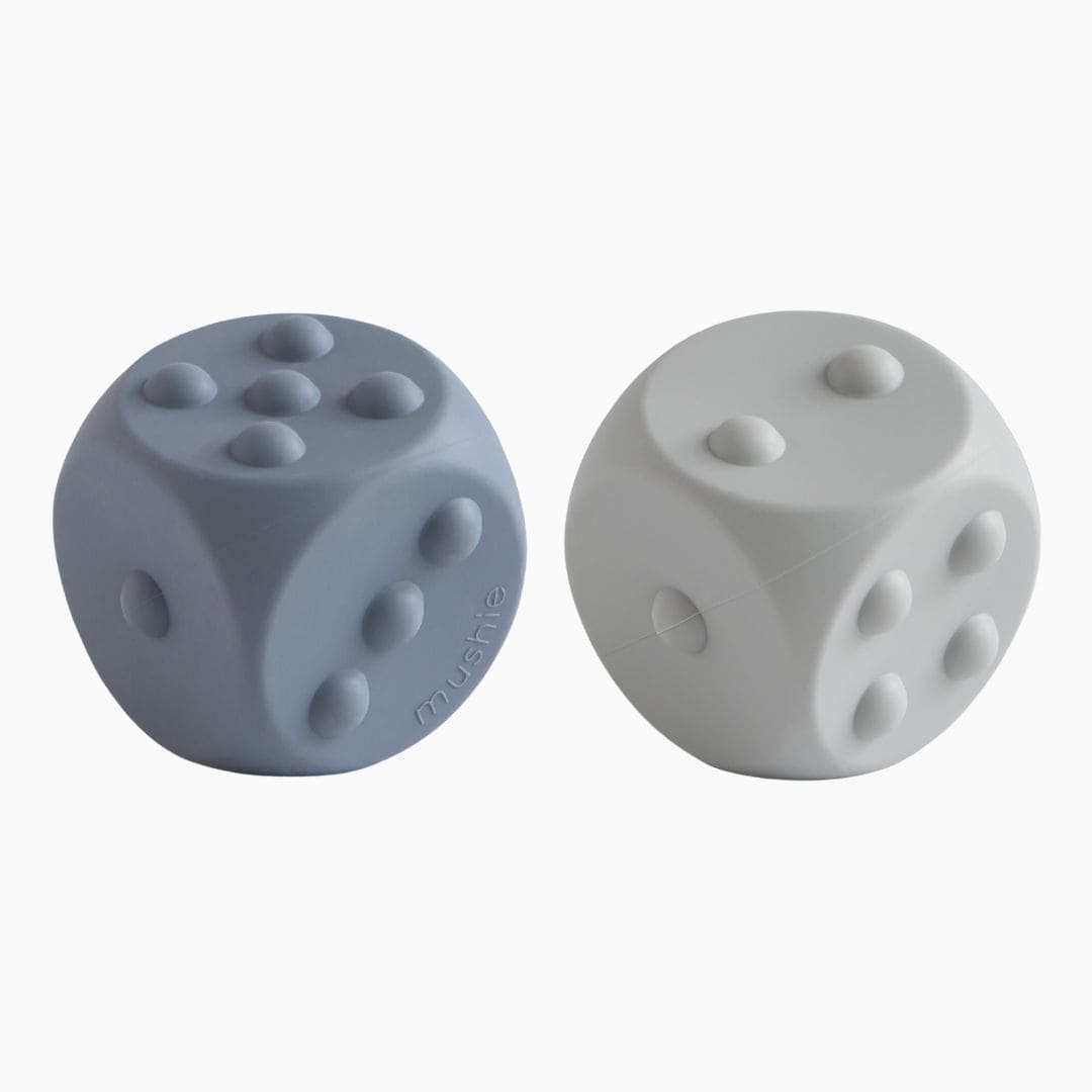 Mushie bijtspeelgoed press toy dobbelsteen in de kleur stone lichtgrijs en tradewinds grijs