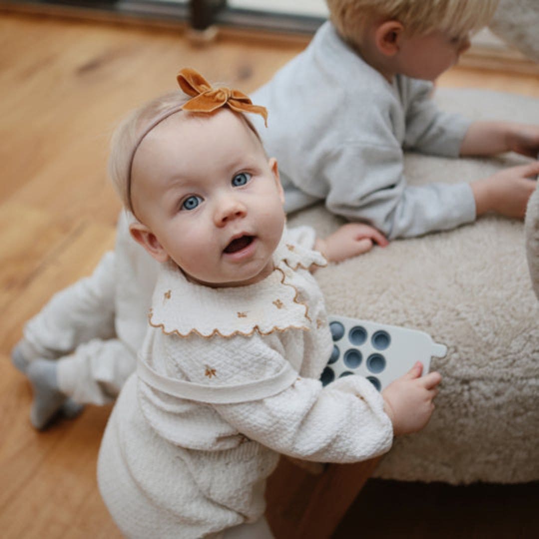 mushie press toy telefoon in de kleur tradewinds blauw