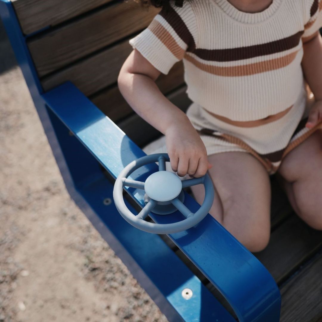Mushie spinner met zuignap in de vorm van een stuur