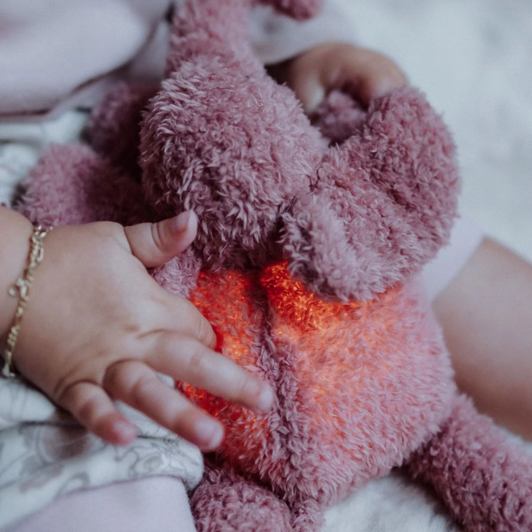 Flow Amsterdam nachtlamp met rood en wit licht olifant George in de kleur roze