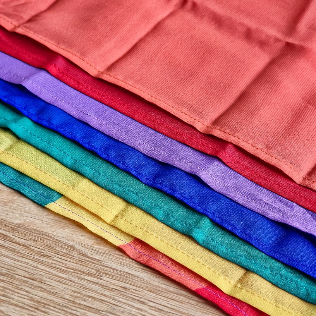 Open einde starterspeelset voor 0-2 jaar met objectpermanentiebox, speeldoek en grapat houten ringen, munten en poppetjes om objectpermantie te stimuleren en uit te nodigen tot fantasierijk en zelfstandig spel