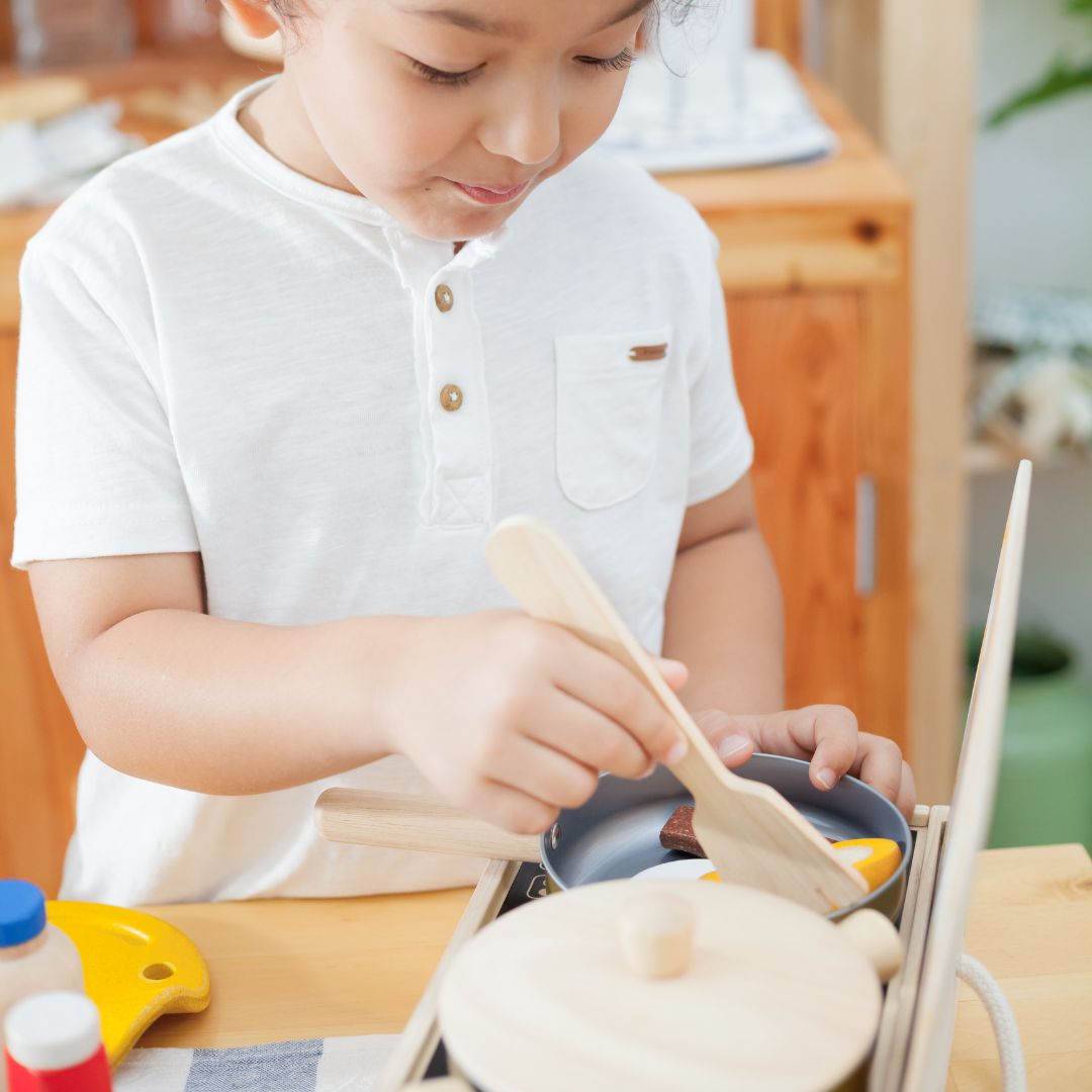 Plantoys pannenset van metaal en hout voor in het houten kinderkeukentje