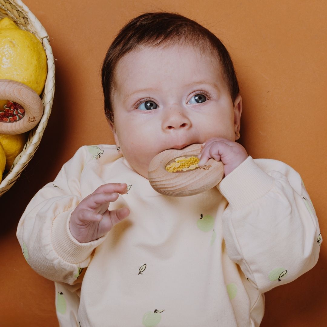 Petit Boum sensorisch bijtspeelgoed houten donut met kraaltjes en citroenen