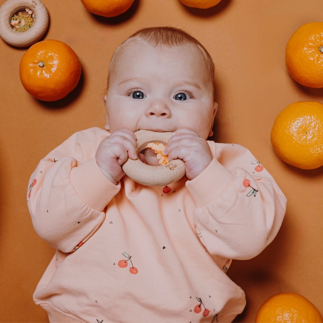 Petit Boum sensorische babyspeelgoed donut met sinaasappels