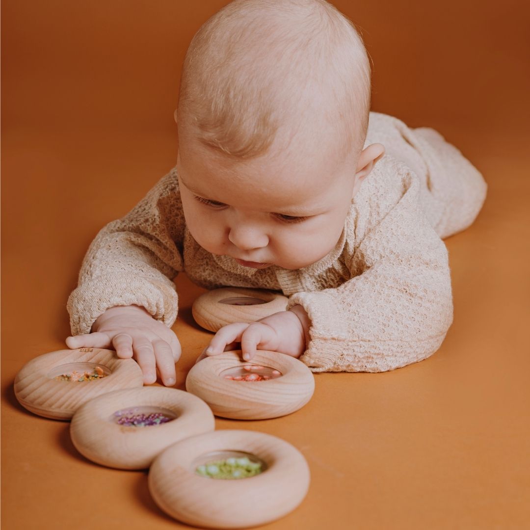 Petit Boum sensorische donut van beukenhout met kraaltjes en wortels