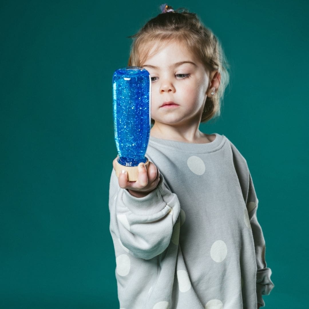 Petit Boum sensorische fles met glitters, pailletten en pompons in de kleur blauw