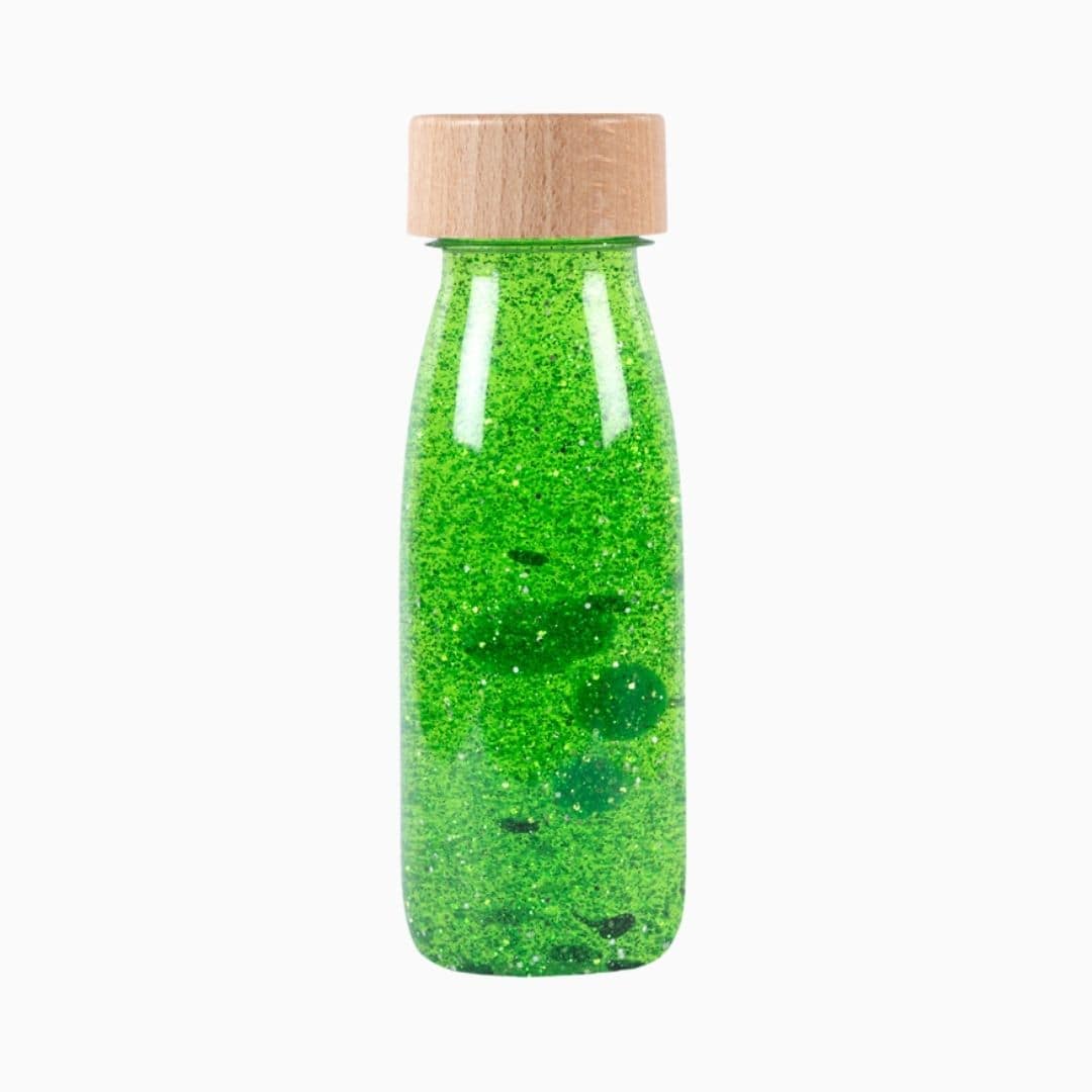Petit Boum sensory bottle sensorische fles met glitters, pailletten en pompons in de kleur groen