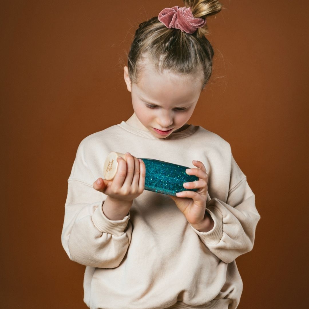 Petit Boum sensory bottle sensorische fles met glitters, pompons en pailletten in de kleur turquoise