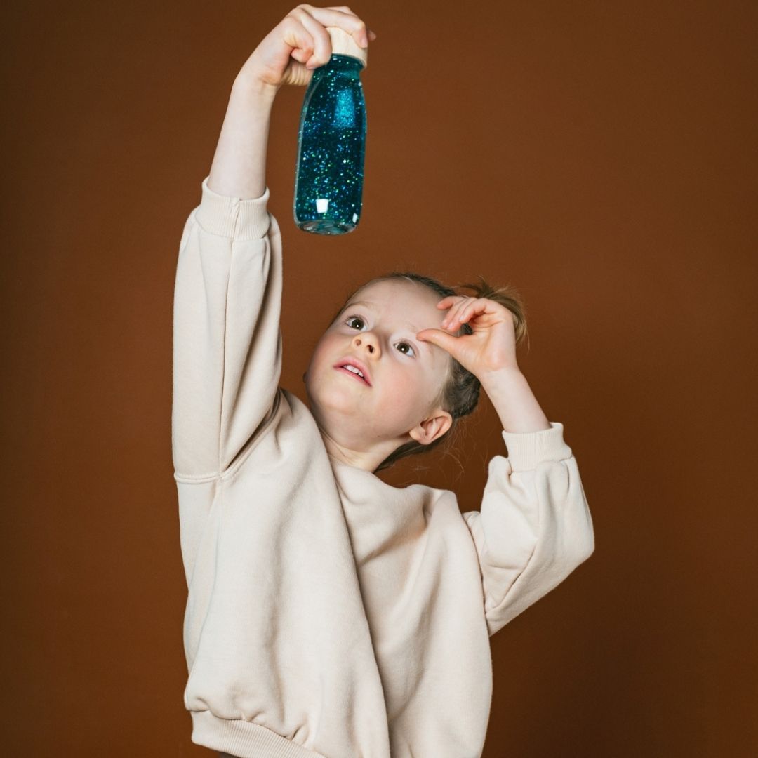 Petit Boum sensory bottle sensorische fles met glitters, pompons en pailletten in de kleur turquoise