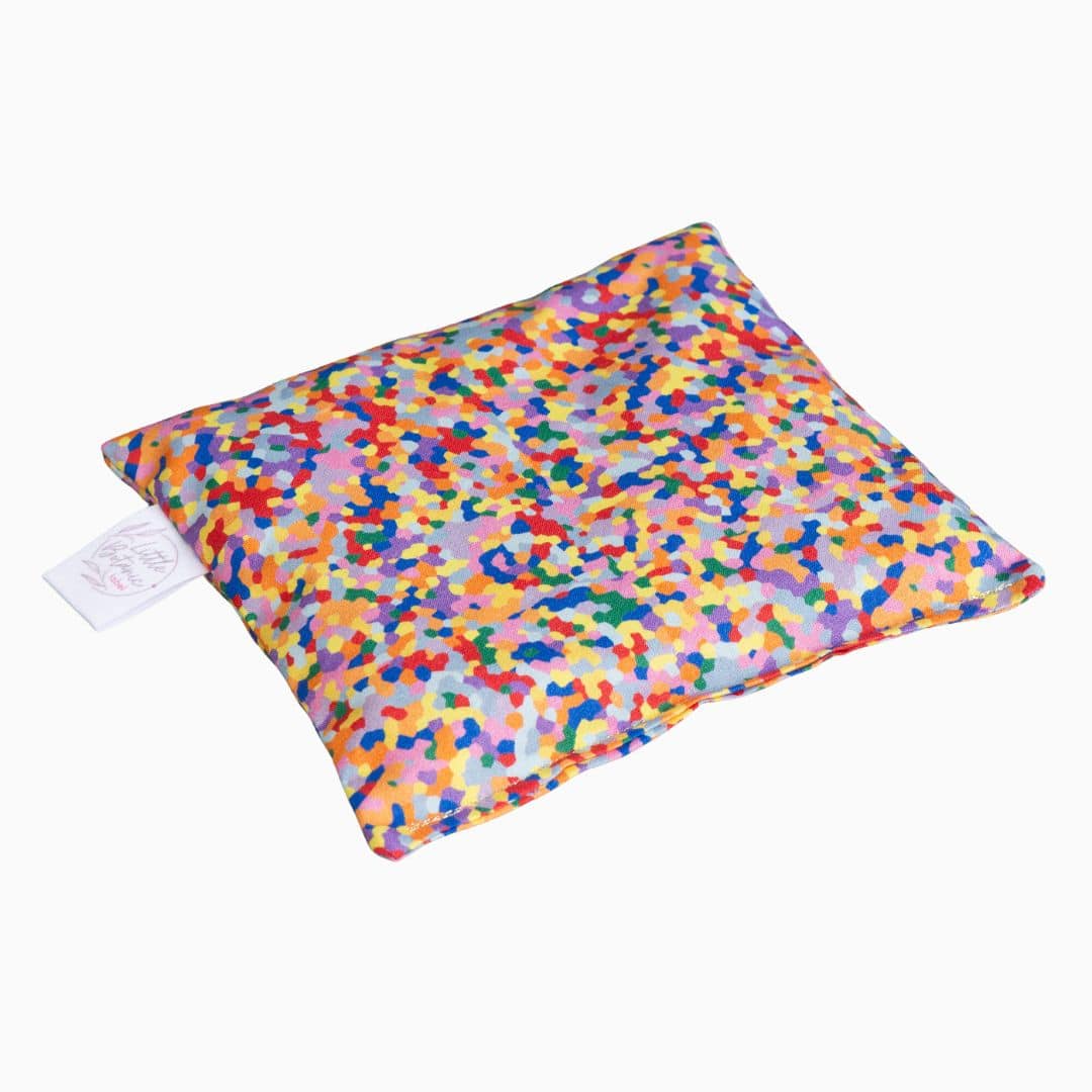 Sensorische pittenzakje van Little Botanic Label in de kleur super confetti