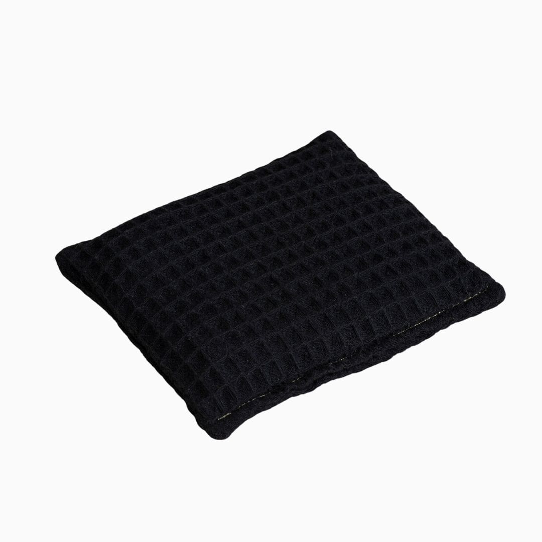 Sensorisch pittenzakje van Little Botanic label in de kleur zwart