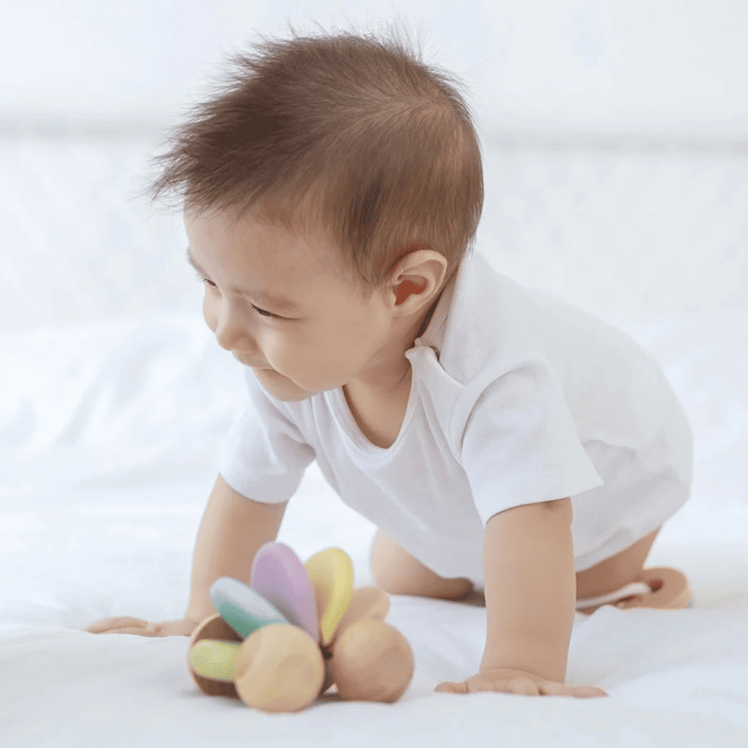 Plantoys houten baby auto pastel